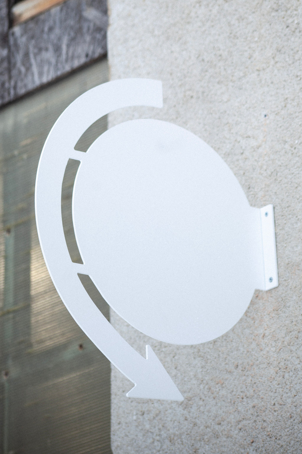 Rundschild mit Pfeil 460×575 mm