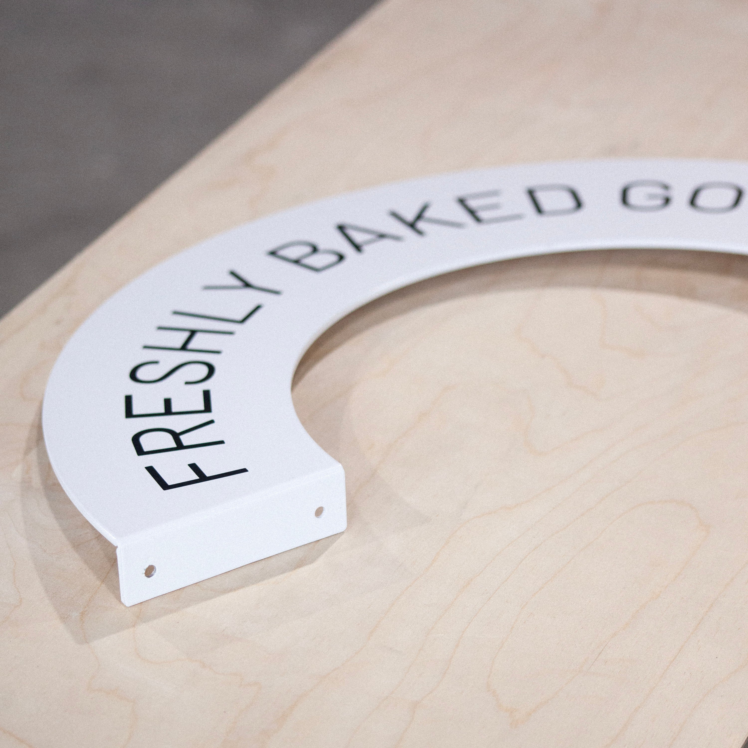 Halbmond Schild 295×600 mm